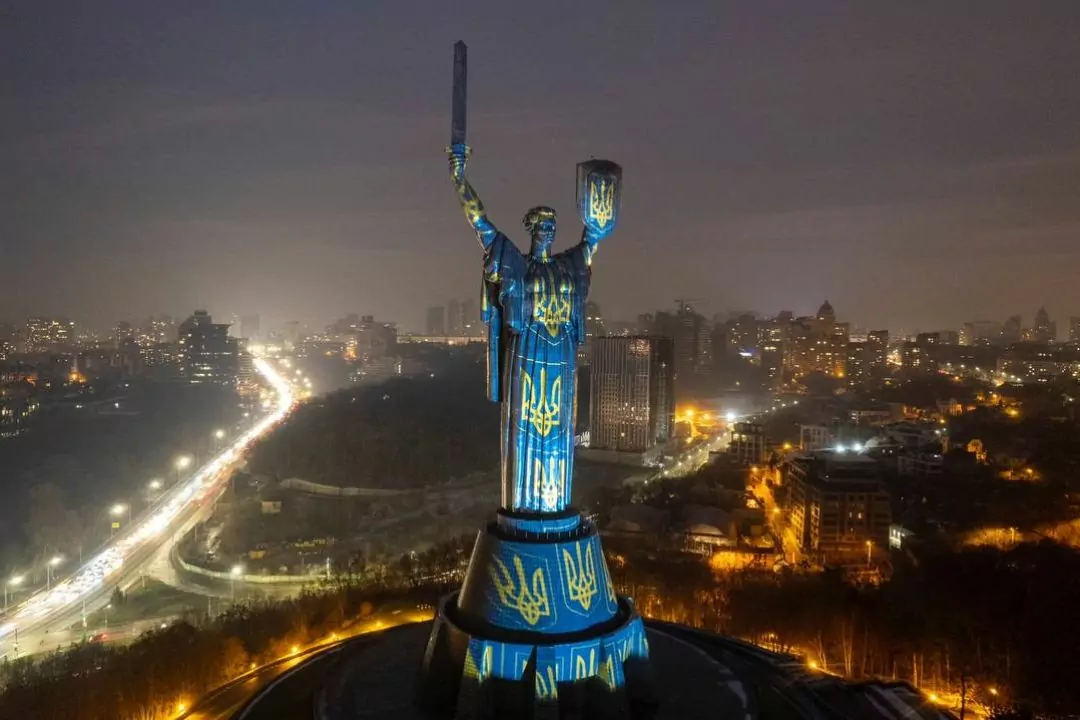 Фото: В Киеве подсветили Родину-мать, костел и Центральный вокзал