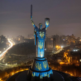 Фото: У Києві підсвітили Батьківщину-мати, костел та Центральний вокзал