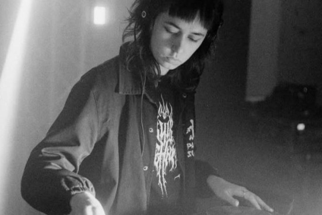 Українські діджейки зіграють на вокзалі Києва, щоб зібрати кошти на бронежилети для захисниць