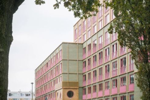 У Нідерландах звели соціальний будинок із кольоровим фасадом