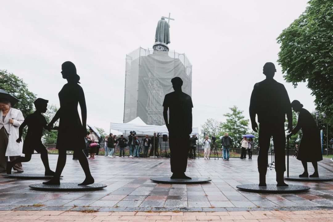 На Володимирській гірці встановили інсталяцію, присвячену зниклим безвісти