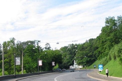 На Володимирському узвозі завершився ремонт. Рух повністю відновили