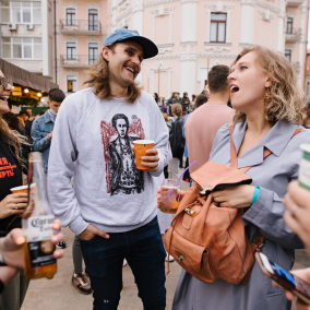 Куди піти у Києві: Незалежний маркет Всі. Свої, книжковий Pop-Up Sale, виставка Саші Маслова та Гамлета Зінківського