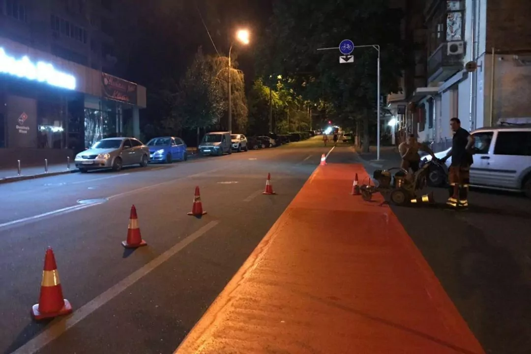 На улице Гончара обустроили велодорожку