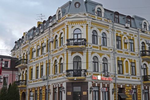 Вулицю Хорива на Подолі очистили від рекламних вивісок: як вона тепер виглядає