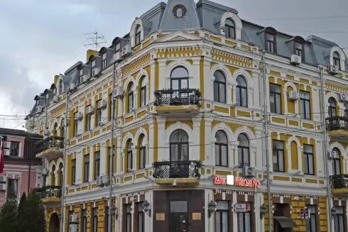 Вулицю Хорива на Подолі очистили від рекламних вивісок: як вона тепер виглядає