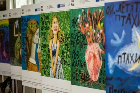 Фото: на станції метро &laquo;Золоті ворота&raquo; відкрилась виставка дитячих малюнків про війну і довкілля