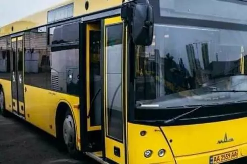 Кияни закликають запустити автобуси у години пік між станціями "Арсенальна" та "Палац Україна"