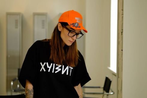 Бренд Who is it? випустив колекцію кепок до виборів з назвами районів Києва