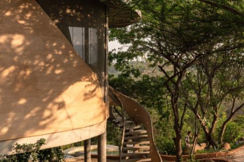 В Індії звели будинок із глиняними стінами серед скель і дерев: фото