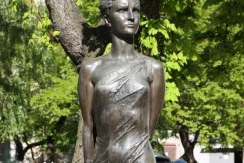 У Києві знесли пам'ятник Зої Космодемʼянській