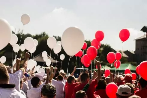 МОЗ закликало школярів не запускати повітряні кульки на випускних