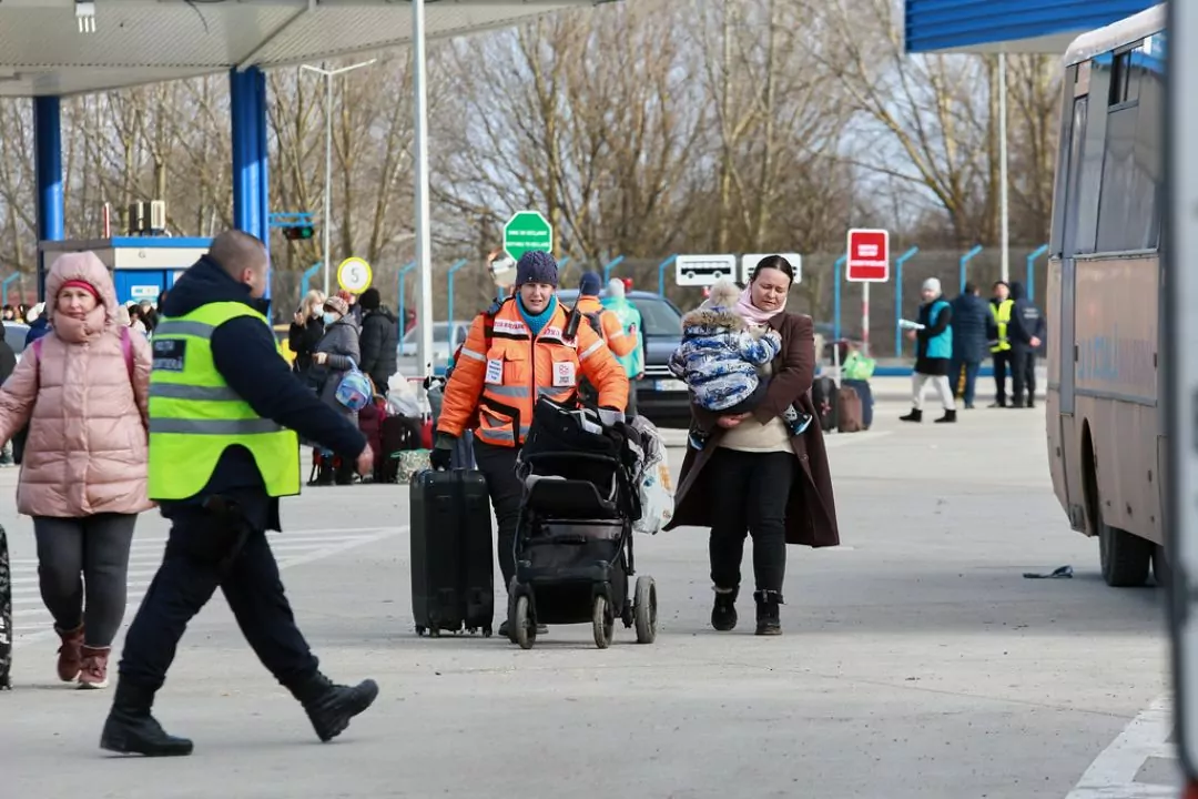 В Україні заборонили виїзд за кордон тисячам жінок. Кого це стосується