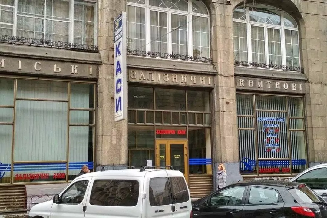 В помещении железнодорожных касс во Львове появится художественное пространство с книжным магазином и коворкингом