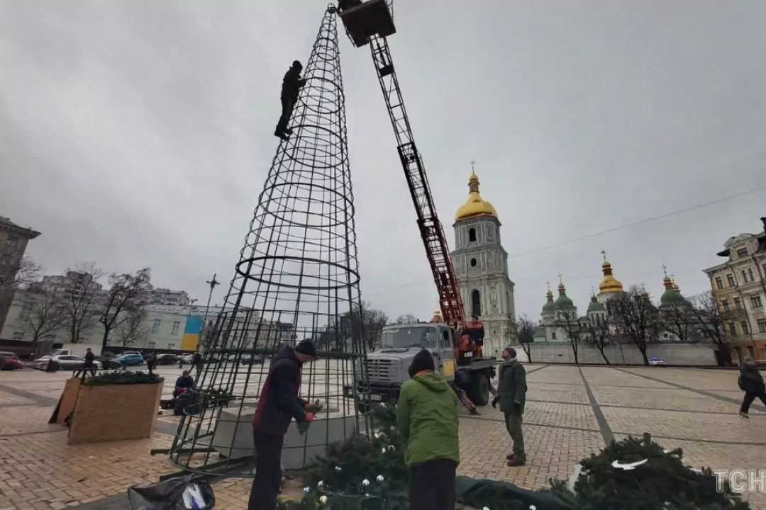На Софийской площади демонтируют елку. Украшения продадут и отправят деньги ВСУ