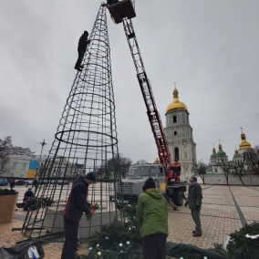 На Софийской площади демонтируют елку. Украшения продадут и отправят деньги ВСУ