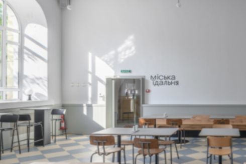 «Демократическое место» с борщом, котлетой и пюре: на Львовской площади открыли «Городскую столовую»