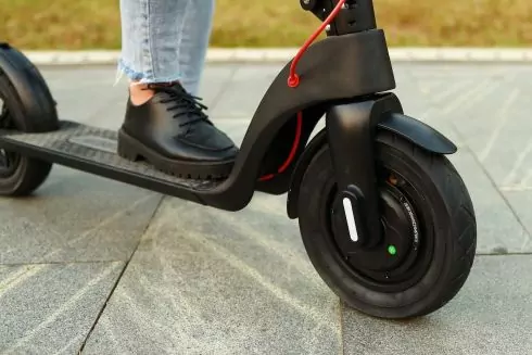 В Україні почали судити водіїв електросамокатів за порушення ПДР