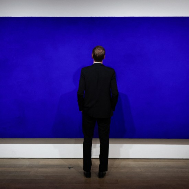 Монохромну картину французького художника Іва Кляйна продали за $21 мільйон