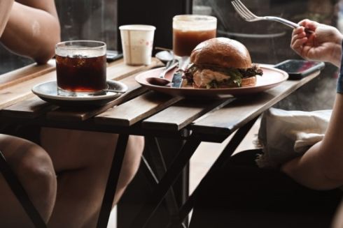 С сентября киевские кафе и рестораны будут работать на час дольше