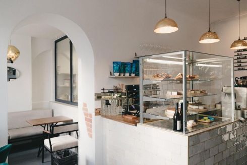 На Подоле открылся ресторан «С ног на голову»: В меню – борщ, хумус, шакшука