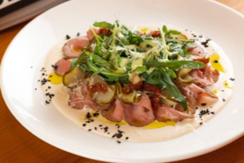 На Крещатике заработал ресторан Good Friends с открытой кухней и летней террасой