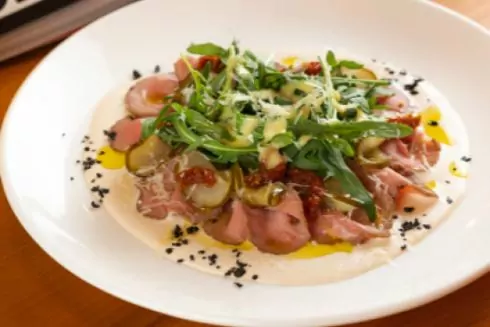 На Крещатике заработал ресторан Good Friends с открытой кухней и летней террасой