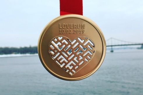 Фото дня: на Почтовой площади прошел забег ко Дню влюбленных