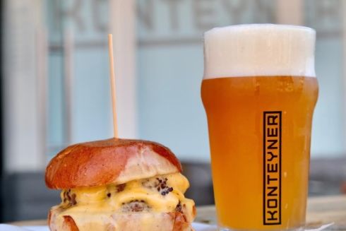 Пиво и бургеры: на Осокорках открылось общее заведение Konteyner и Burger Farm