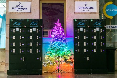 На вокзалах з'являться безкоштовні зарядні станції для смартфонів: перші вже встановили у Києві