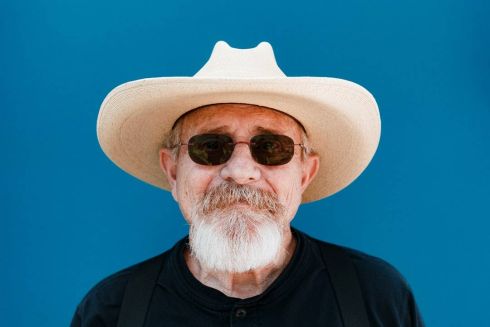 Українцям дозволили робити фото на документи у головних уборах