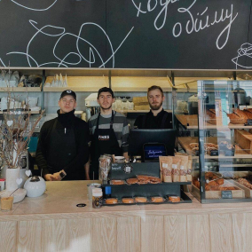 Купить кофе или выпечку защитникам. Киевские заведения «Завертайло» и Honey запустили проект для помощи армии