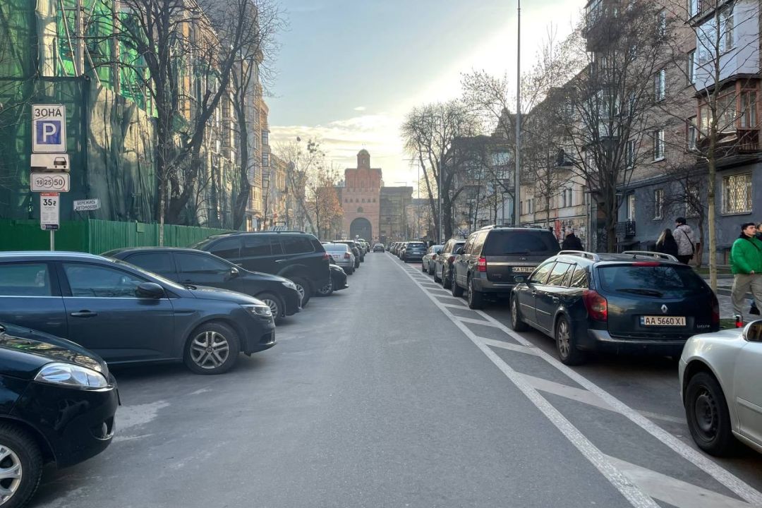 На Золотоворітській демонтували борти, які захищали велосипедну смугу від паркування авто. Фото