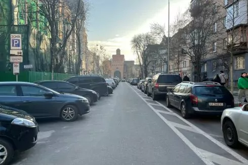 На Золотоворотской демонтировали борта, защищавшие велосипедную полосу от парковки авто. Фото