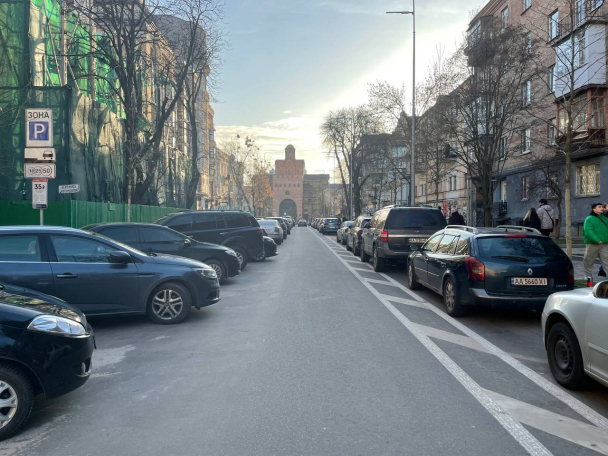 На Золотоворітській демонтували борти, які захищали велосипедну смугу від паркування авто. Фото