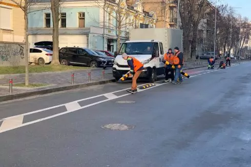 Фото. На Золотоворотской восстанавливают делиниаторы, защищавшие велополосу от парковки автомобилей
