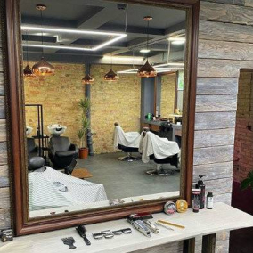 Барбершоп и бар: на Золотых воротах новое заведение «Золото Haircuts & Field»