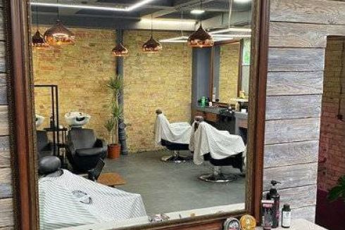 Барбершоп і бар: на Золотих воротах новий заклад «Золото Haircuts & Field»