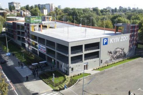 В Киевском зоопарке заработал паркинг: c электрозарядками и местами для велосипедов