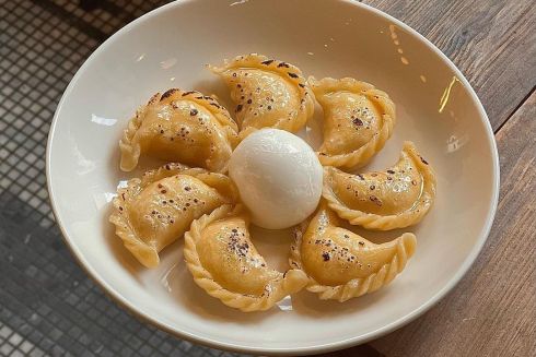 Бургери, вареники і Negroni: На Бессарабці відкрилося кафе &ldquo;Зустріч&rdquo; Ігоря Сухомлина