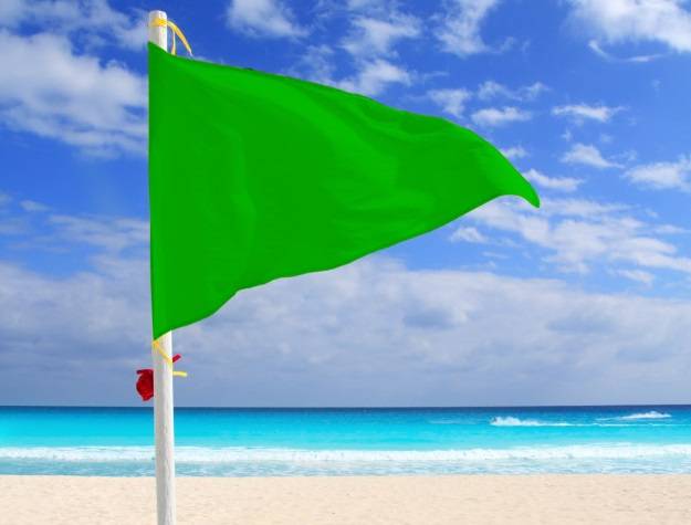 playa-bandera-verde-buen-tiempo-viento-caribeno_79295-18859