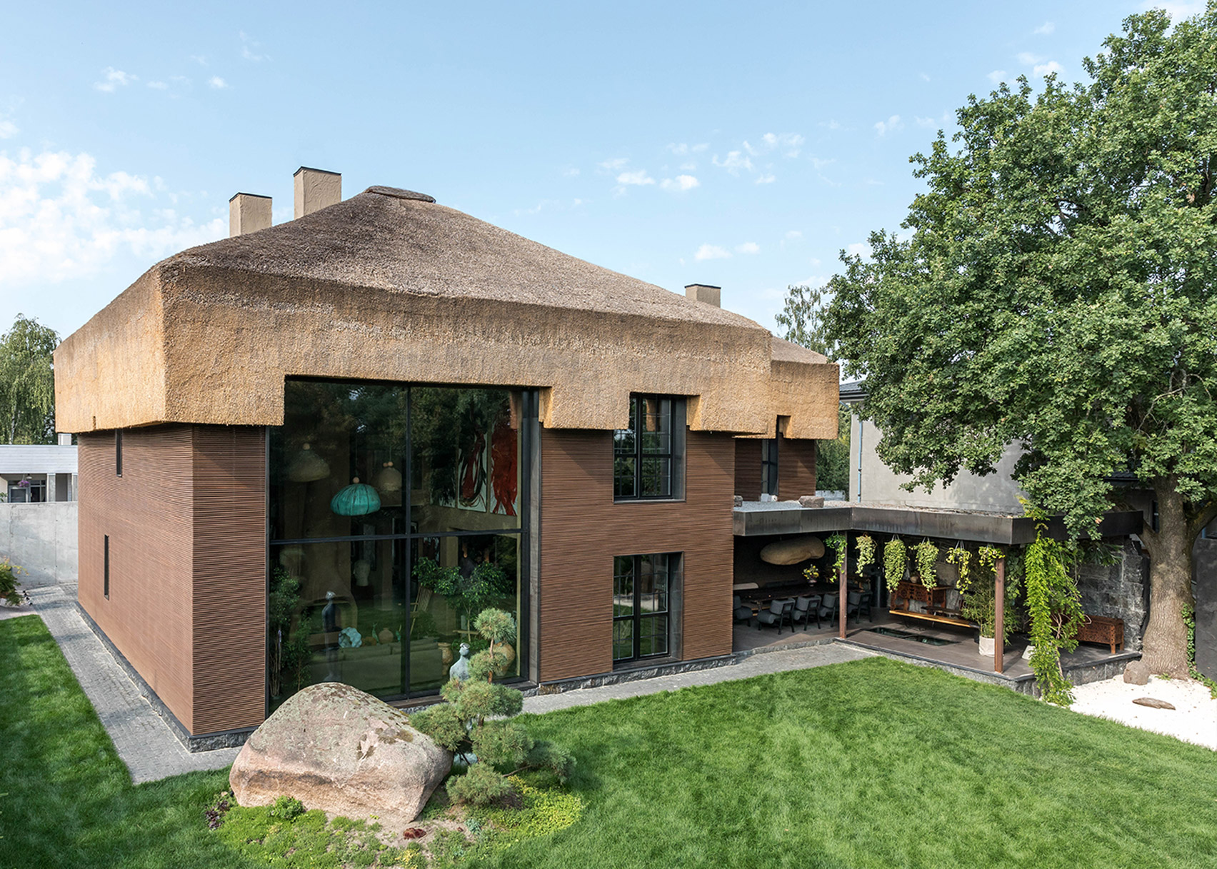 shkrub-sergey-makhno-architects-residential-architecture-ukraine-thatch-roof_dezeen_1704_col_4