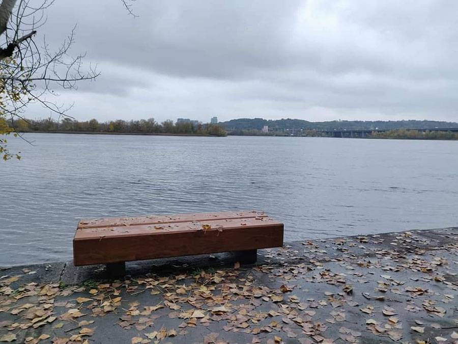 Со скамейки не было видно берега и от этого