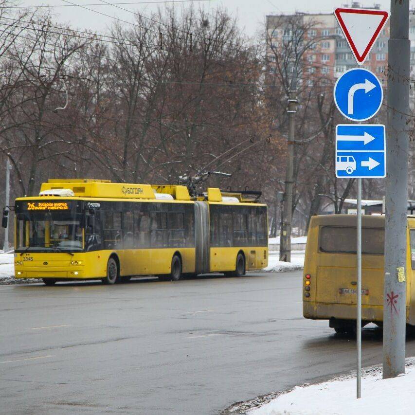 Объезд препятствия по полосе для общественного транспорта