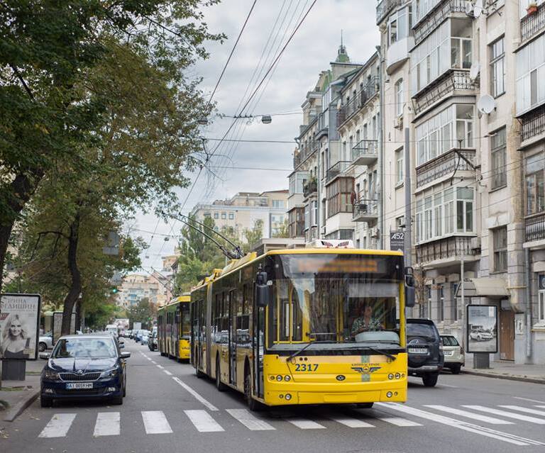 У Києві громадський транспорт став ходити вдвічі рідше – дослідження ...