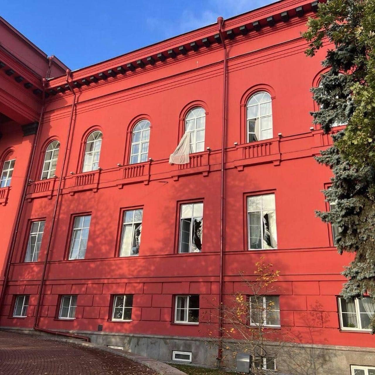 У Києві від обстрілів постраждали будівлі музеїв, філармонії та ...