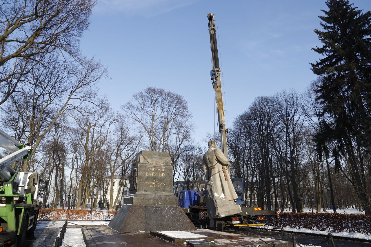 У Києві демонтували пам’ятник Ватутіну: фото. Новости :section-UKR.NET.